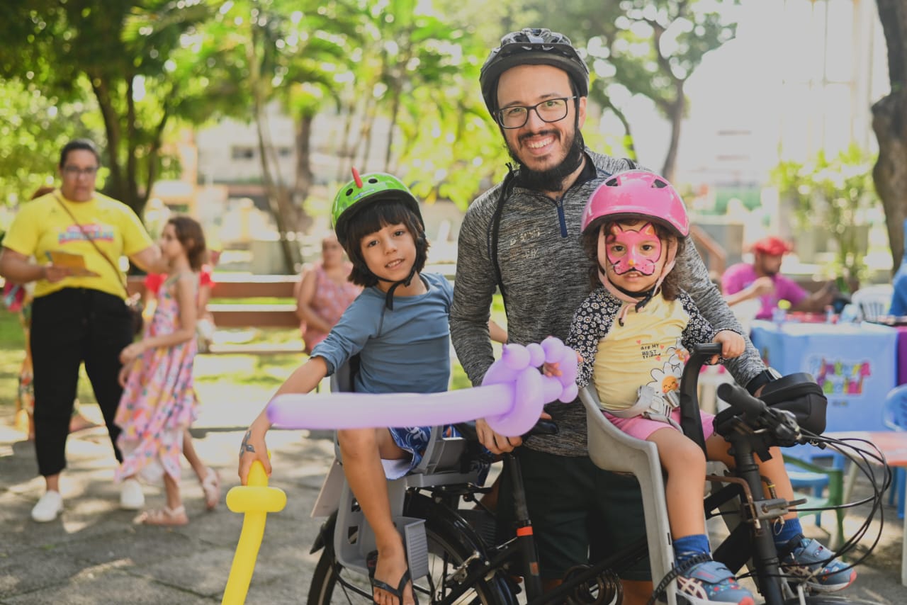 pai com filhos na bicicleta